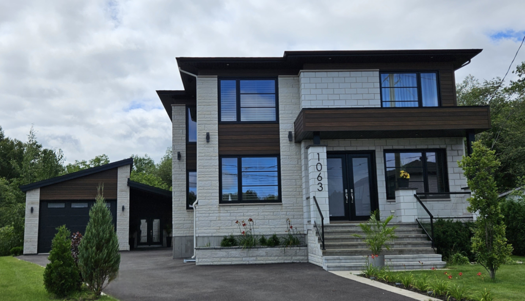 Maison en pierres Mondrian de Permacon et blocs pearl white de Shouldice