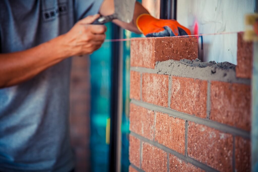 Pose de briques d'argile à la ligne